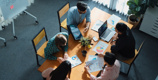 Agence conseil-AdobeStock_822871487.chapo.jpeg (Project manager walking at table while colleague brainstorm idea. Convocation.)