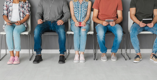 Entreprise insertion-AdobeStock_177308029.chapo.jpeg (Group of people waiting for job interview on chairs)