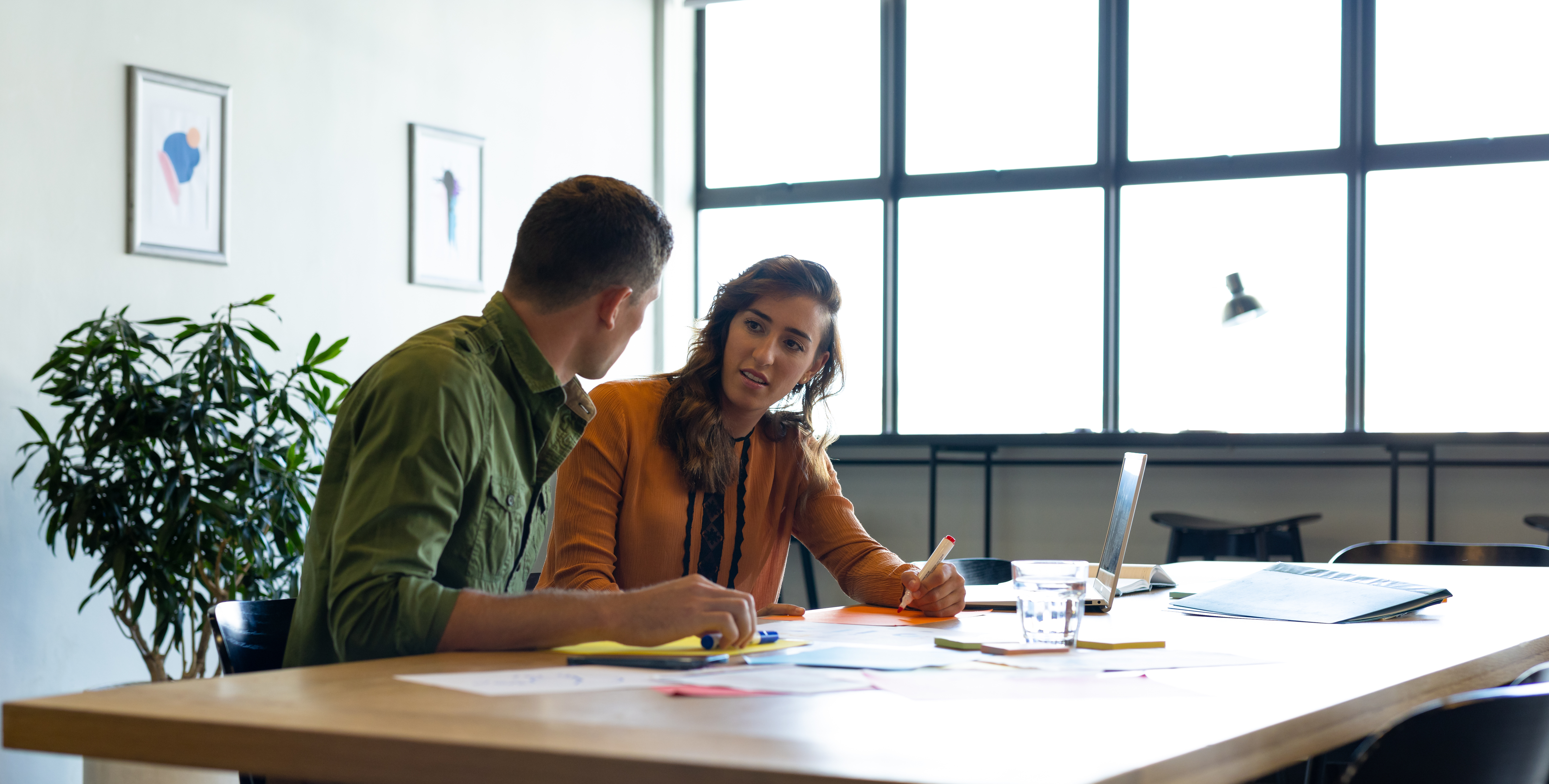 IDESS Création-AdobeStock_615090807.chapo.jpeg (Diverse male and female creative colleague in discussion using laptop in casual office)