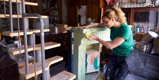 Ressourcerie-AdobeStock_316762830.chapo.jpeg (Woman In Workshop Upcycling And Working On Fire Surround)