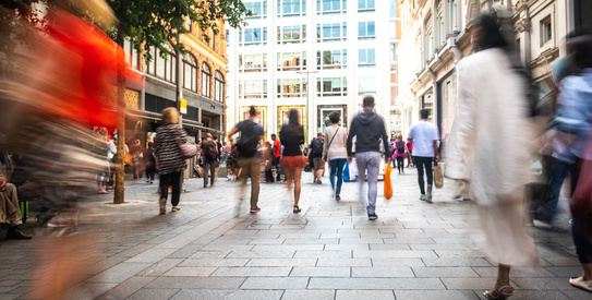 DIC-Prospective urbaine-AdobeStock_276136132.chapo.jpeg (Motion blurred London shopping street)