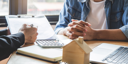Baux commerciaux - AdobeStock_334354525.chapo.jpeg (relocation / buy new house business concept. property agent / landlord explaining rental document condition to client / tenant before sign rental contract agreement .)