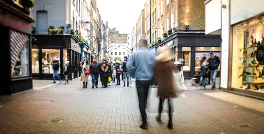 Objectif proximité-chapo.jpeg (Motion blurred high street shoppers)