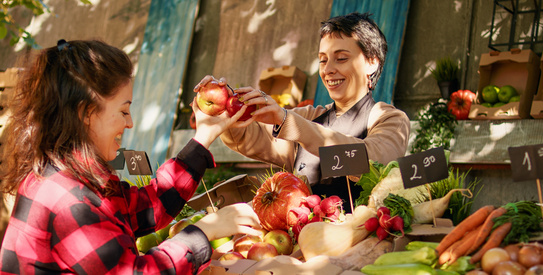 Ambulants-chapo.jpeg (Vegetarian client choosing colorful apples and products)