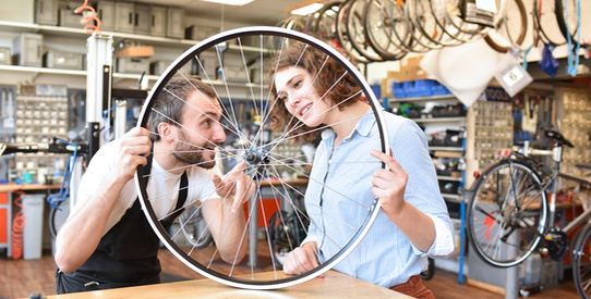 Cycle-chapo.jpeg (customer and dealer in bicycle shop - purchase and repair of bicycles - customer service )