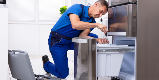 Installateur frigoriste-chapo.jpeg (Serviceman Repairing Refrigerator)