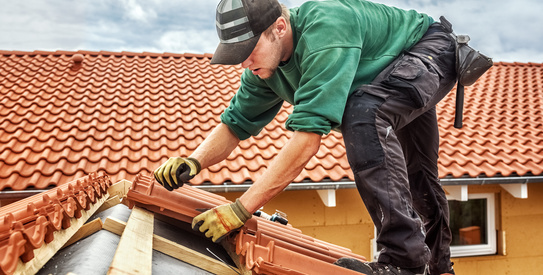 Toiture étanchéité-chapo.jpeg (Roofer at work, installing clay roof tiles, Germany)