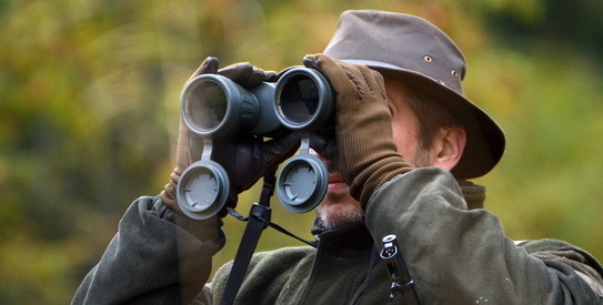 Image 30-chasseur_chapo-AdobeStock_92382544.copy-crop543x275.jpeg (hunter looking through binoculars)