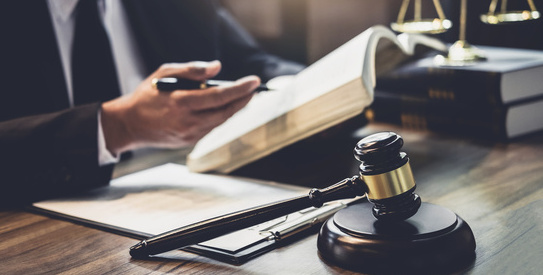 Mesures restrictives-AdobeStock_218256174.chapo.jpeg (Judge gavel with Justice lawyers, Lawyer or Judge counselor working with agreement contract in Courtroom, Justice and Law concept)