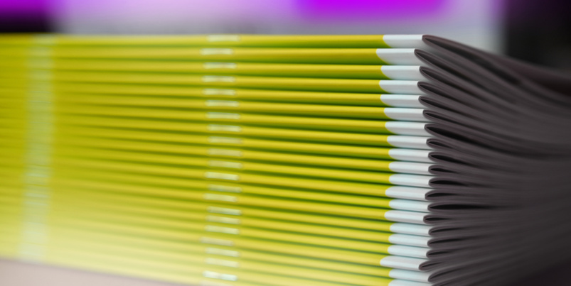 Rapports Annuels-AdobeStock_926408830.chapo.jpeg (Stitched stapling printing brochures report in the bookbindery or print shop. Print paper sorted with spine. Lettershop or bookbinder.)